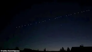 VIDEO: Au crezut că vin extratereştrii. Care a fost sursa luminilor identificate pe cerul Europei luni noapte