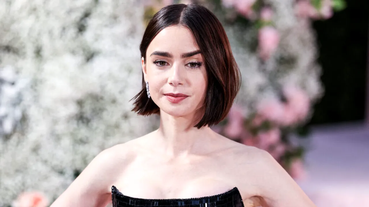 Lily Collins o va interpreta pe Audrey Hepburn într-un film despre pelicula Breakfast at Tiffany’s