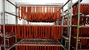 Cârnaţi din România, opriţi de la comercializare în Italia din cauza prezenţei unor aditivi