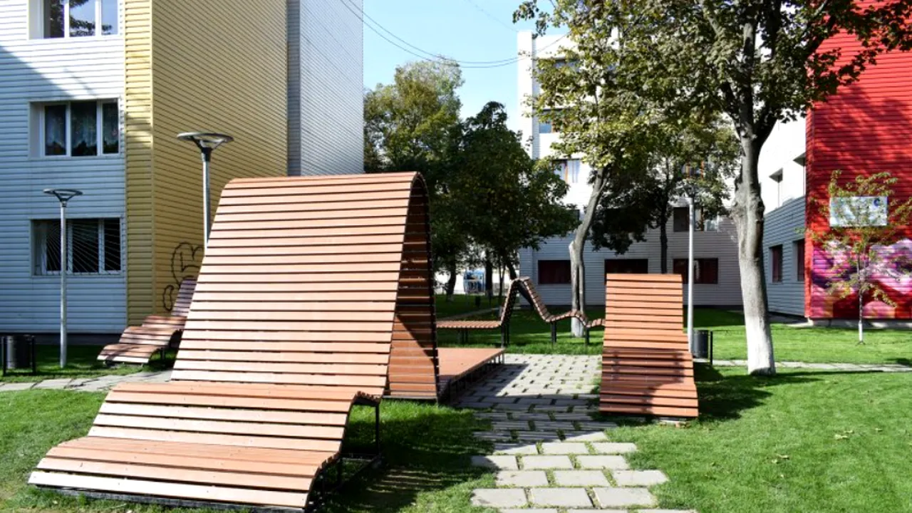 Campus universitar la Iaşi, la fel ca în străinătate. Cum a reuşit o studentă la arhitectură să transforme o zonă de recreere „ca un amfiteatru în aer liber”