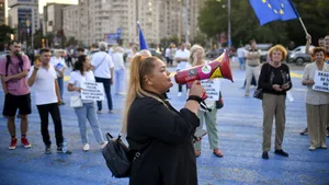 Protest față de violență și extremism în Piața Victoriei | „Dragostea de țară nu este legionară” / Doi bărbați, prezenți la protestul de marți, alungați de jandarmi