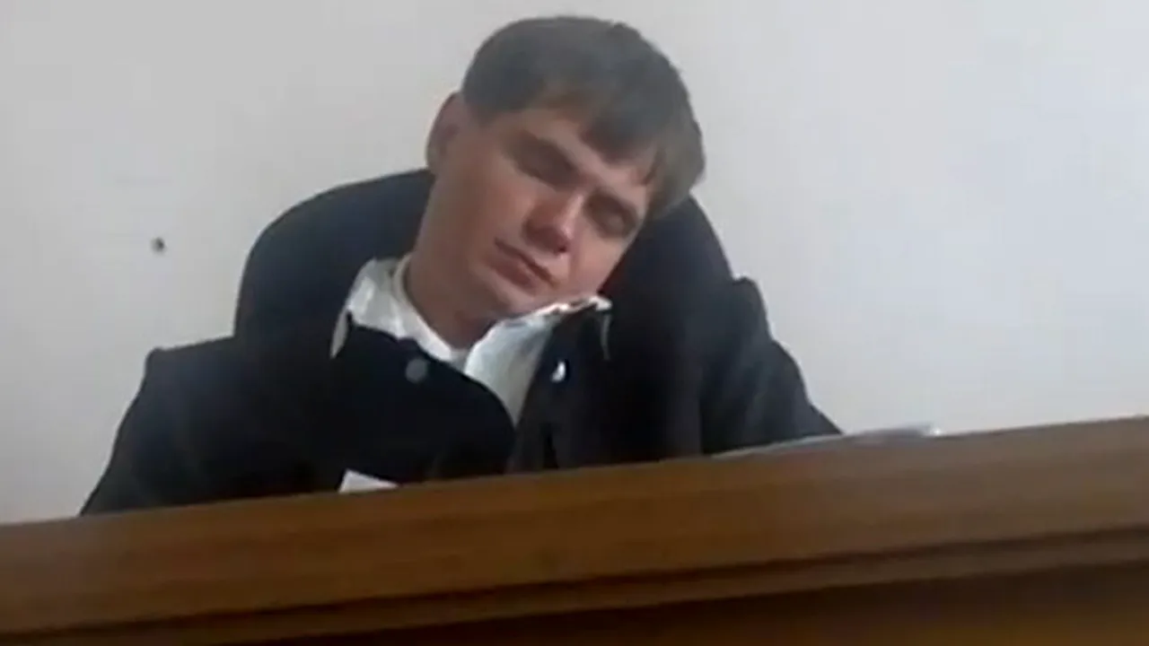 Un judecător rus a demisionat din cauza unei înregistrări video în care apare dormind la proces - VIDEO