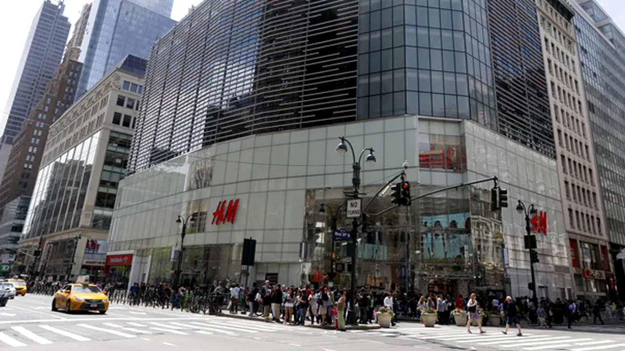Retailerul H&M continuă prăbuşirea: ÎNCHIDE sute de magazine şi încearcă redresarea, după ce profiturile brandului de haine au scăzut 