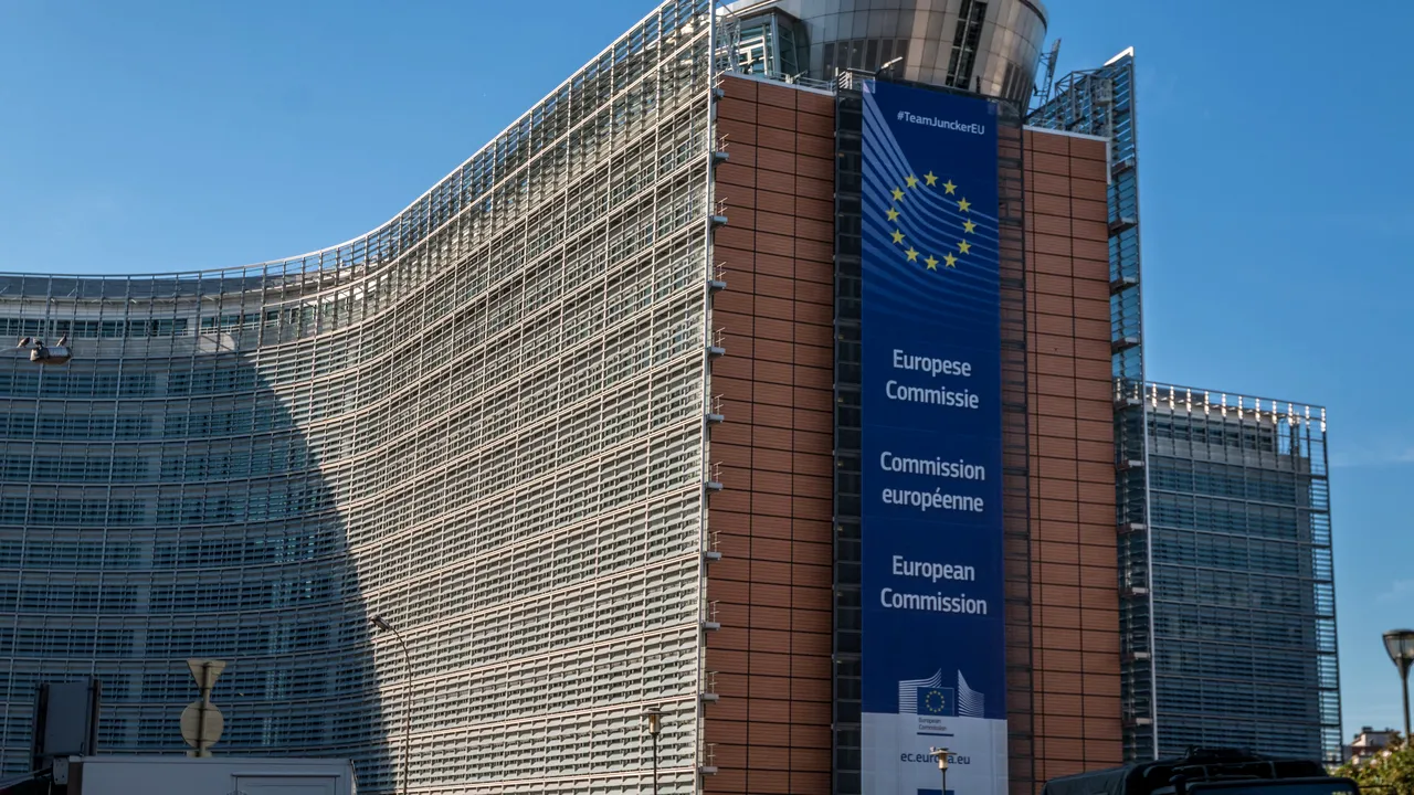 Reprezentanţa Comisiei Europene îi răspunde lui Dragnea, după ce liderul PSD a acuzat filiala din România că dezinformează: Nu facem comentarii la comentarii