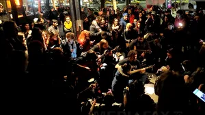 Colectiv Unplugged: Aproximativ 350 de persoane au cântat, vineri seară, în Piaţa Universităţii - FOTO, VIDEO