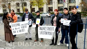 Câteva persoane au protestat în faţa Ministerului Public, cerând eliberarea lui Traian Berbeceanu