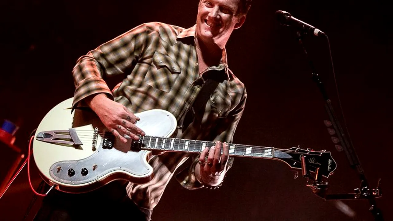 Solistul trupei Queens of the Stone Age a lovit o femeie, în timpul unui concert