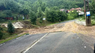 FOTO&VIDEO Circulație blocată pe un drum din Alba în urma viiturilor. ANM a emis Cod portocaliu de furtuni