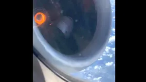 Clipe de coşmar: Pasagerii unui avion spun rugăciuni şi încearcă să ia legătura cu cei dragi, după ce motorul aeronavei s-a defectat | VIDEO