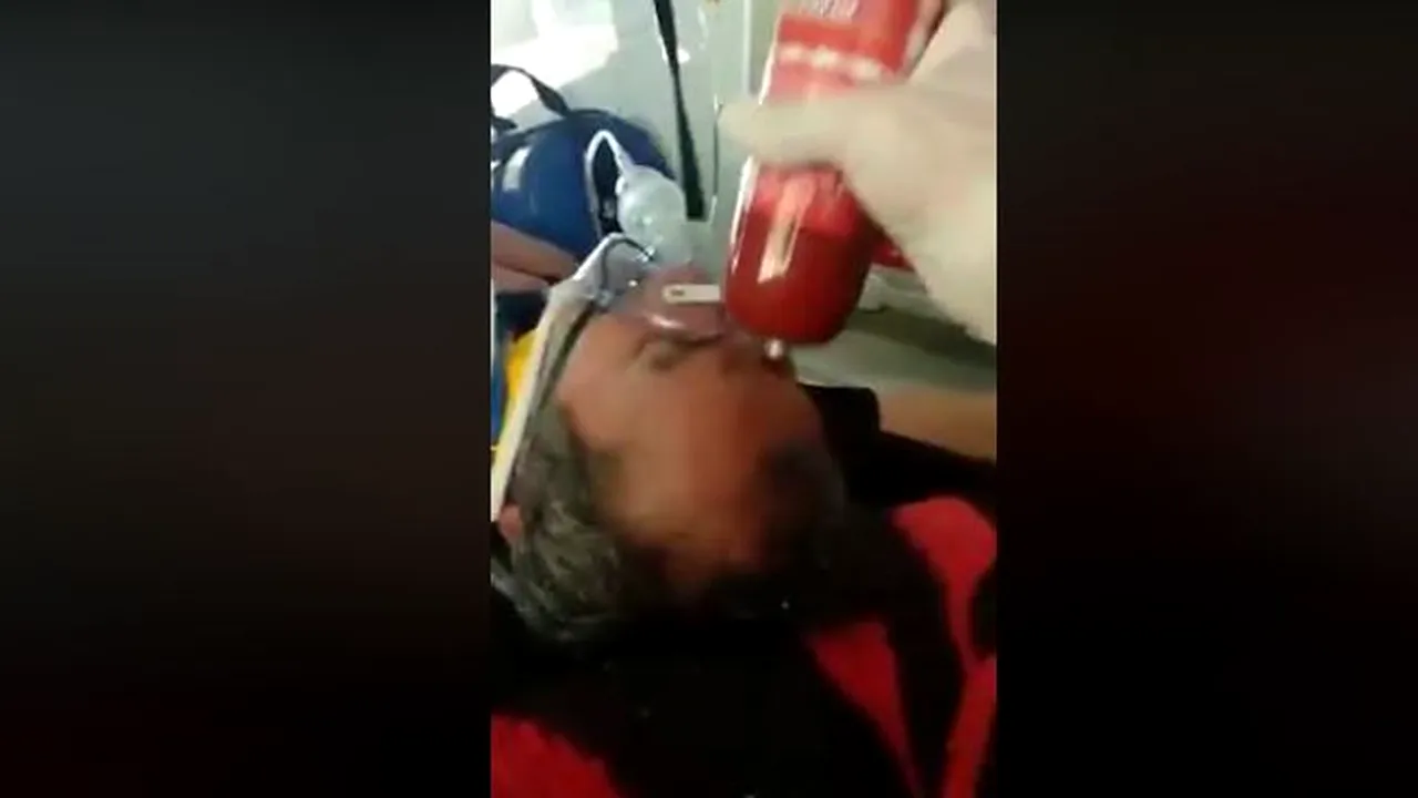 Caz revoltător: Un paramedic, filmat în timp ce loveşte cu un parizer un pacient inconştient/ Ministrul de Interne cere măsuri urgente