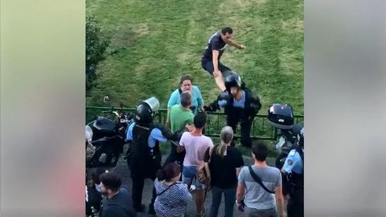 Protestatarul care a lovit cu piciorul, în „stil KUNG FU”, un jandarm la mitingul din 10 august a fost arestat