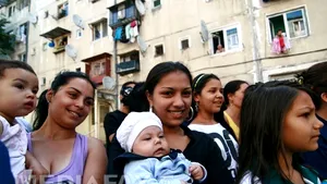 Comisia Europeană ar putea sancţiona Italia din cauza suspiciunilor privind segregarea romilor
