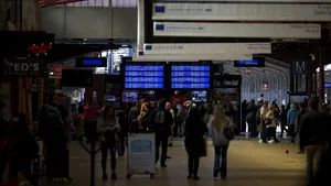 Circulația unor trenuri de călători este afectată de o pană de curent în Gara de Nord