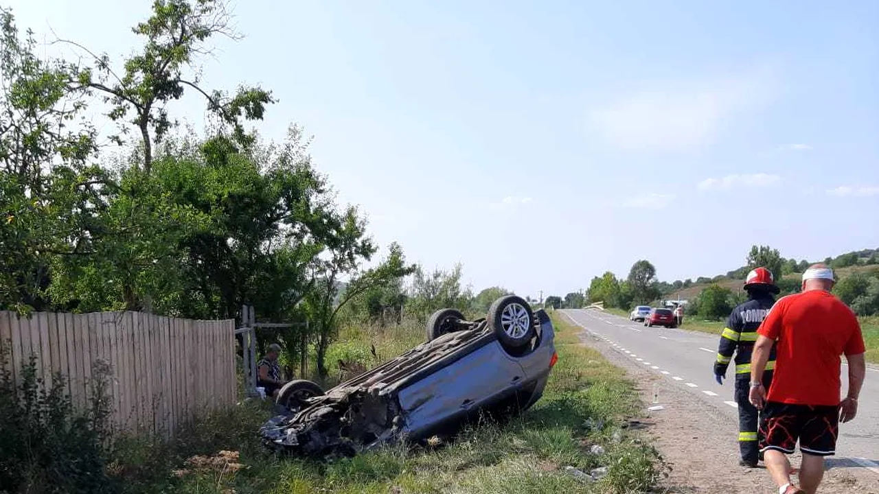 Autoturism răsturnat în timpul unui accident. Cinci persoane, dintre care doi copii, rănite