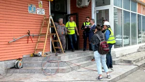 Locatarii blocului din Galați afectat de căderea unei drone revin în apartamente. Imobilul poate fi ocupat în siguranță
