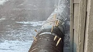 FOTO: Reparaţie în „stil românesc”. Cu ce au fost astupate găurile din conducta de alimentare cu apă a oraşului Haţeg