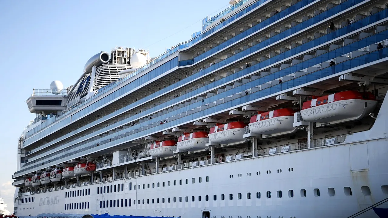 Peste 9.300 de oameni au fost blocaţi pe trei nave de croazieră, de teama coronavirusului. Pe una dintre nave se află şi români