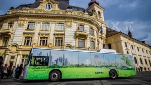Sibiu: Primul autobuz electric în probe, prezentat de primarul Klaus Iohannis - FOTO