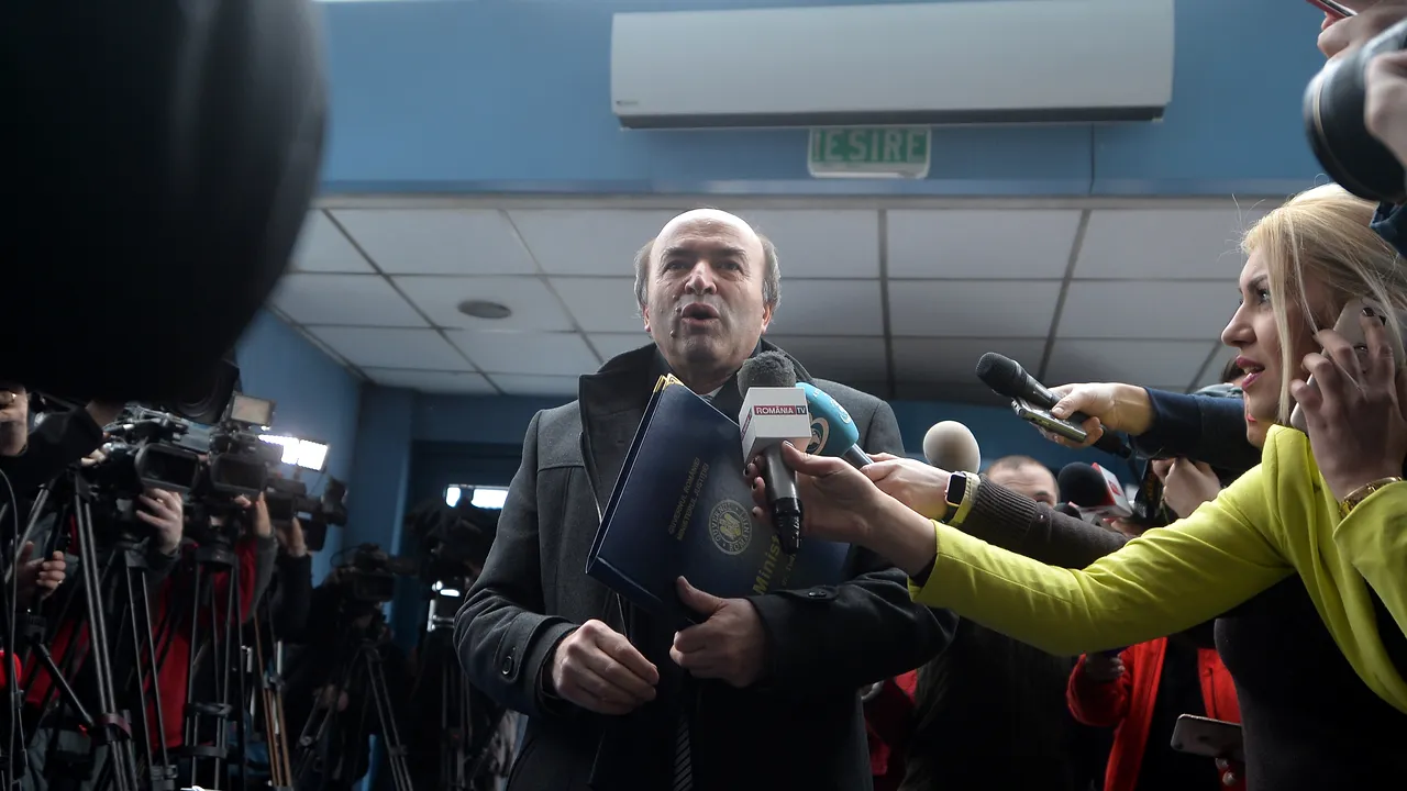 Ministrul Justiţiei anunţă că nu se va prezenta miercuri la bilanţul DNA. Raportul trimis marţi de DNA. Tudorel Toader: Şi eu îl citesc la noapte?