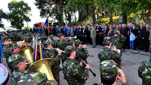 Mii de oameni participă la manifestările de la Ţebea