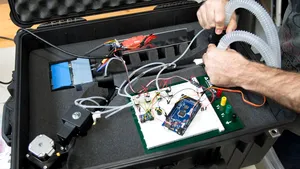 Inginerii Mercedes au făcut în doar 4 zile un aparat de ventilare. E deja testat în spitale