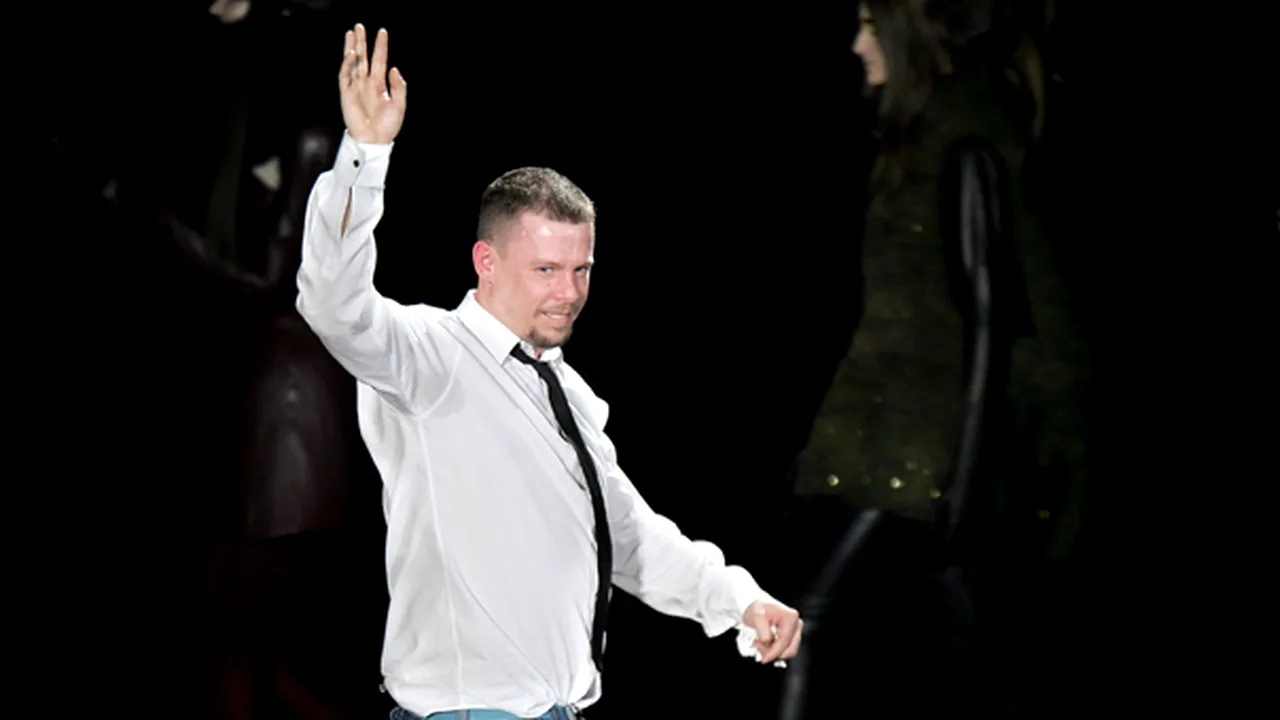 Creatorul de modă britanic Alexander McQueen s-a sinucis - VIDEO, GALERIE FOTO