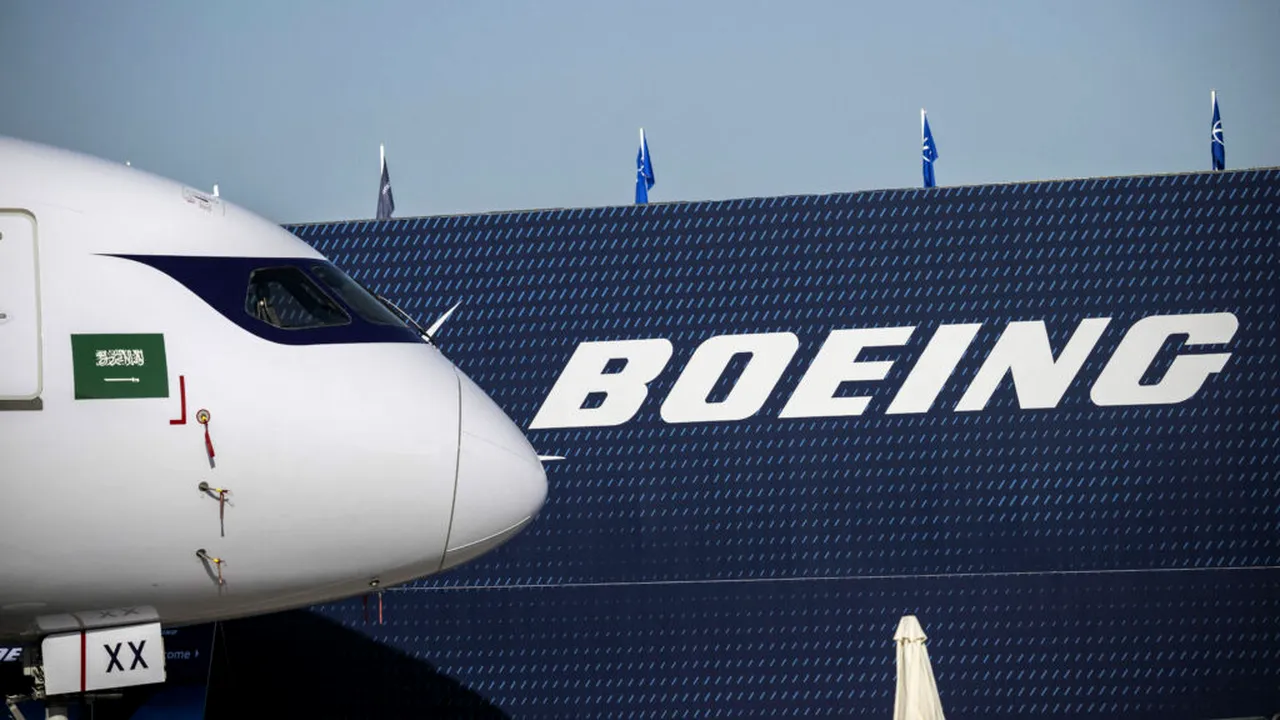 Sute de avioane Boeing 737 MAX trebuie verificate după descoperirea unei erori la montarea scaunelor. Ce înseamnă pentru pasageri