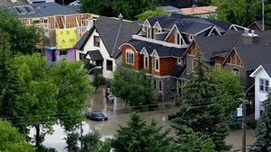 INUNDAŢII ÎN CANADA: Autorităţile estimează pagube de miliarde de dolari în provincia Alberta - FOTO