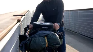 A plecat cu bicicleta la 29 de ani pentru a face înconjurul lumii. Acum are 31 de ani și a parcurs 700 de zile și 28.000 de km
