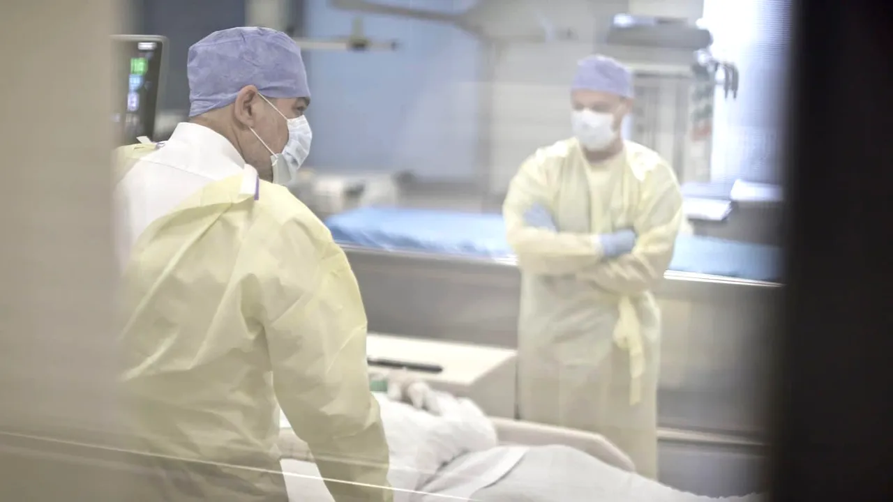 Ciolacu: Unul dintre pompierii transferaţi la Bruxelles evoluează bine / Premierul a fost în vizită la un spital din Bruxelles