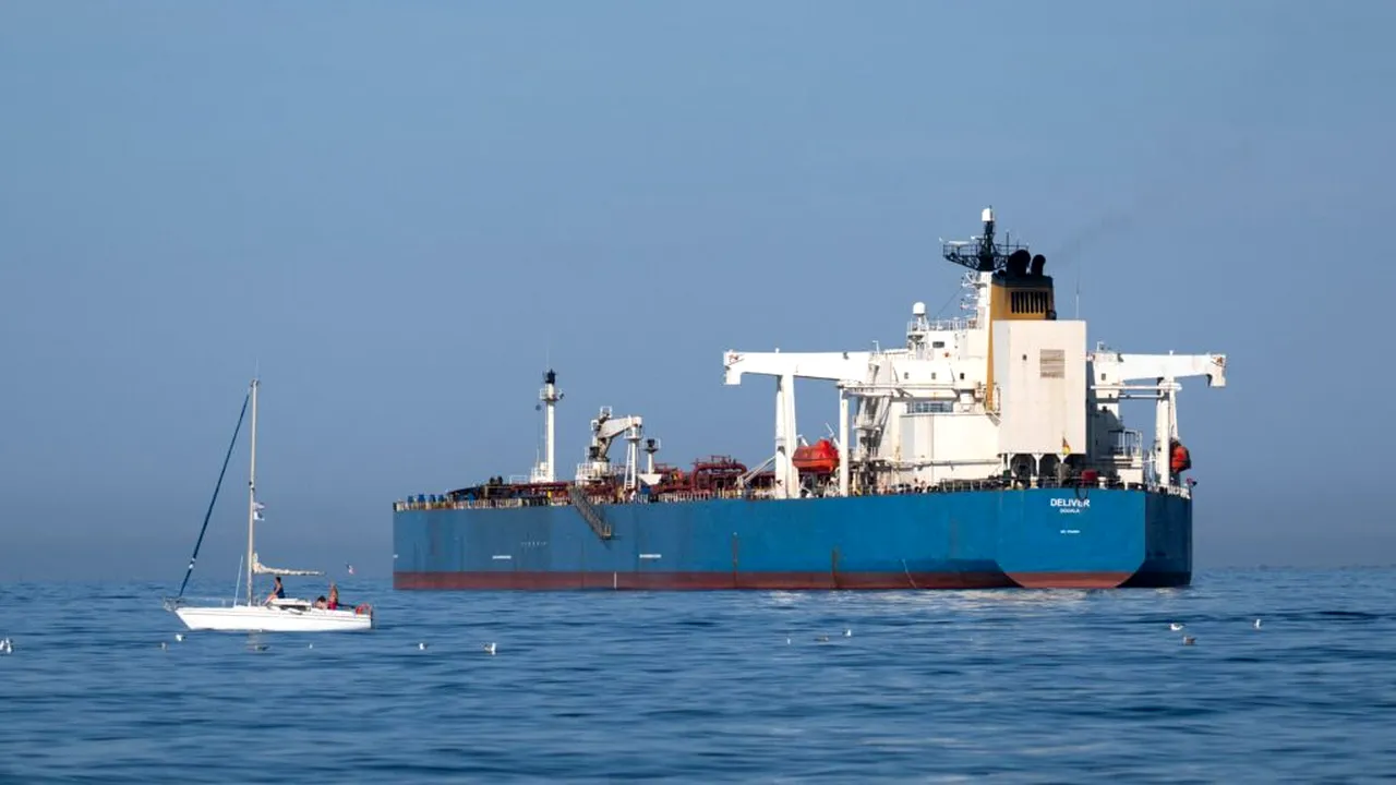Navă de marfă cu 10 persoane la bord, scufundată în largul Istanbulului după o coliziune