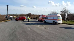 O ambulanţă care transporta o fetiţă operată pe creier a fost lovită de un camion. Fetiţa operată şi încă o persoană au fost rănite - FOTO, VIDEO