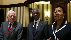 Kofi Annan şi Jimmy Carter, acuzaţi de complot împotriva lui Robert Mugabe