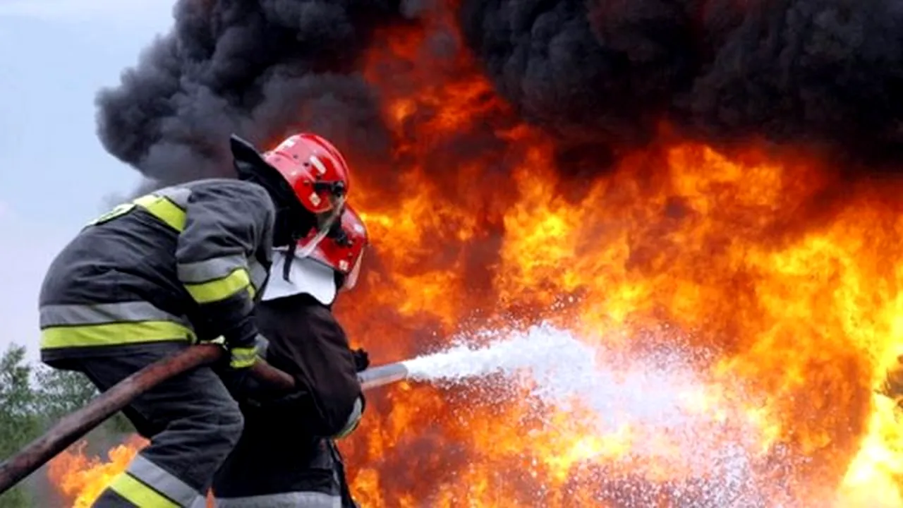 Locomotiva unui tren în care se aflau circa 100 de pasageri a luat foc 