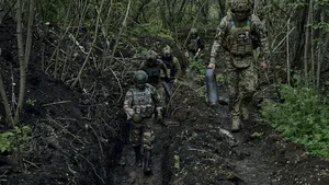 Războiul din Ucraina, anul 2, ziua 67. Armata ucraineană a lansat contraatacuri în mai multe zone din Bahmut / Mai multe explozii cuprind teritoriul Ucrainei / Ruşii atacă sol-aer cu rachete, bombe şi drone / O explozie a provocat deraierea unui tren în regiunea rusă Briansk / Reacţia Poloniei la ameninţările privind posibilia ucidere a ambasadorului său în Rusia