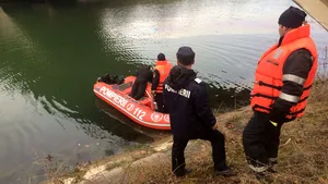 Un bărbat a ajuns la spital după ce a căzut cu maşina în canalul hidrocentralei din Pângăraţi, Neamţ | FOTO