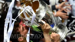 Iker Casillas a primit trofeul Ligii Campionilor de la Michel Platini