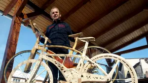 Cea mai uşoară bicicletă de lemn din lume cântăreşte sub trei kilograme şi e realizată în Arad | GALERIE FOTO