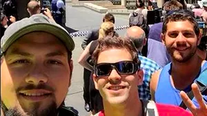 Gesturi criticate: Mai multe persoane şi-au făcut selfie la locul luării de ostatici din Sydney