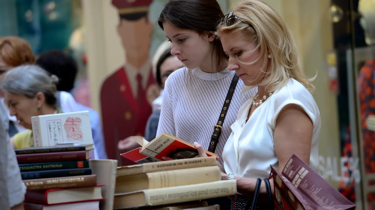 Vânzări şi furturi în librării. Top jocuri şi arome de ceai. Superlativele 2016, în viziunea Mediafax