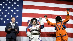 VIDEO | NASA a dezvăluit noile costume spaţiale ce vor fi folosite de astronauţi la următoarea misiune pe Lună