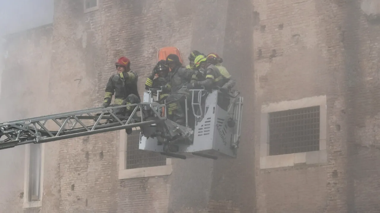 Misiune complicată pentru salvarea muncitorului român prins sub dărâmăturile turnului din Roma