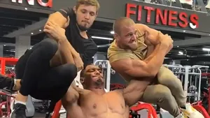 Un britanic are peste 3 milioane de urmăritori pe TikTok. Ridică doi oameni cu braţele