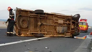 ACCIDENT pe autostradă: Şoferul unei autoutilitare, proiectat din maşina care s-a răsturnat după impact - FOTO