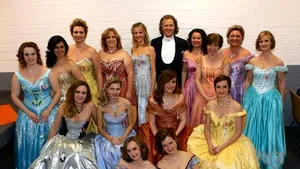André Rieu sărbătoreşte 1 Martie: Artistul le-a oferit mărţişoare doamnelor din orchestra sa