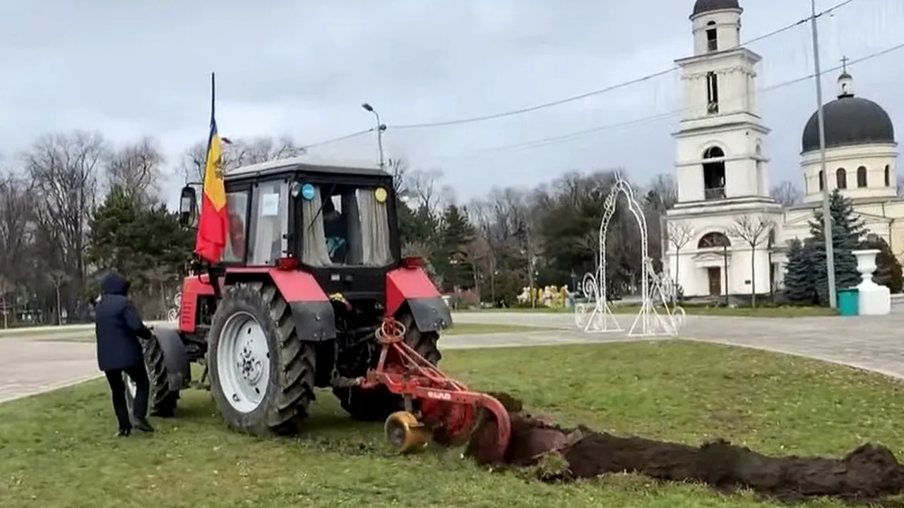 Protest inedit peste Prut. Un agricultor a început să are spaţiul verde din centrul Chişinăului