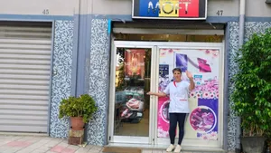 Cuvintele scrise pe braț au adus-o până aici. Drumul unei mame din Dobrogea printre măslini și dor