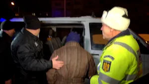 Poliţia Locală din Iaşi a adunat oamenii străzii şi i-a dus la un adăpost de noapte