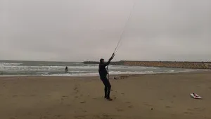 VIDEO. Cum profită bucureştenii de codul galben de vânt la mare