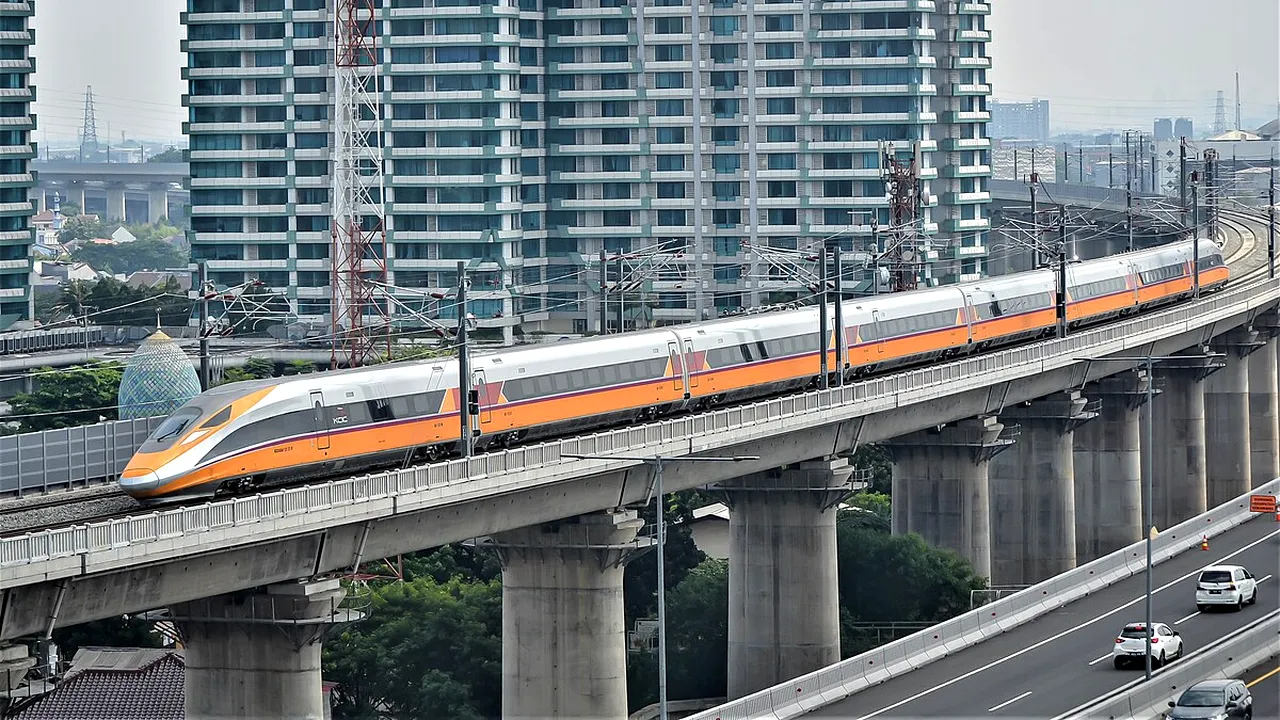 În timp ce transportul feroviar din România rămâne în urma Europei, China şi Indonezia construiesc trenuri de mare viteză  